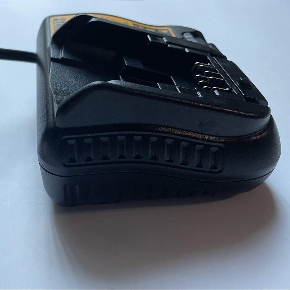 DEWALT DCB107 Lithium-Ion 12v 20v Battery Charger, EUC - Picture 5 of 6